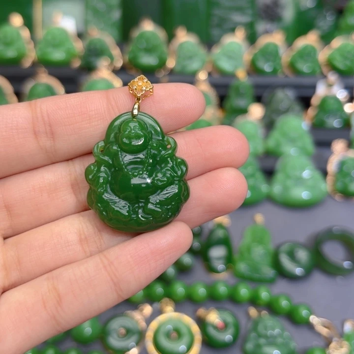 颈饰18K金镶嵌和田玉（碧玉）