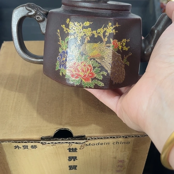 茶壶紫泥原矿泥料手工制作的一把。