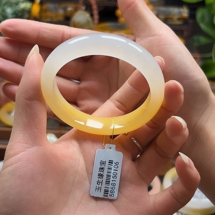 如***醒石英质玉（黄龙玉）未镶嵌手镯