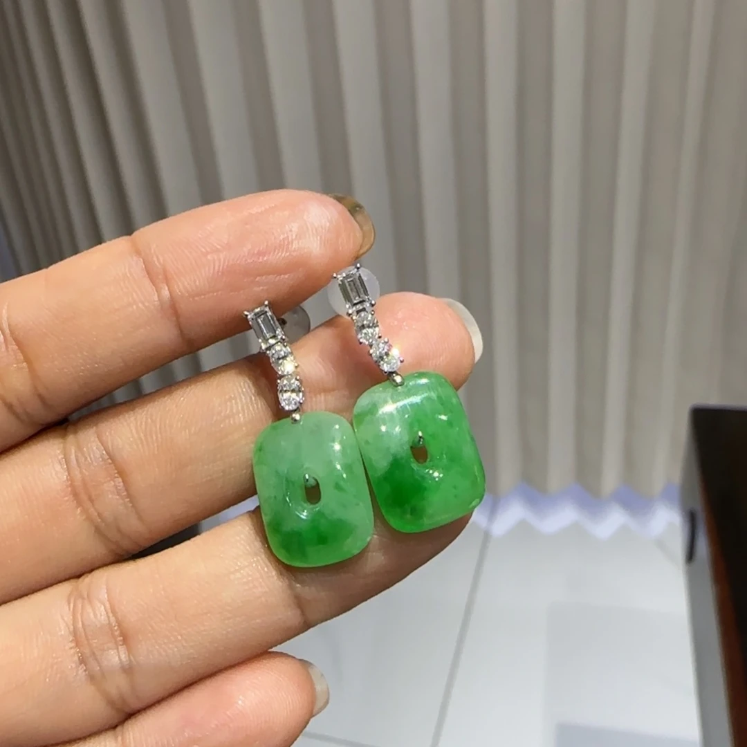 颈饰18K金镶嵌翡翠甜扣