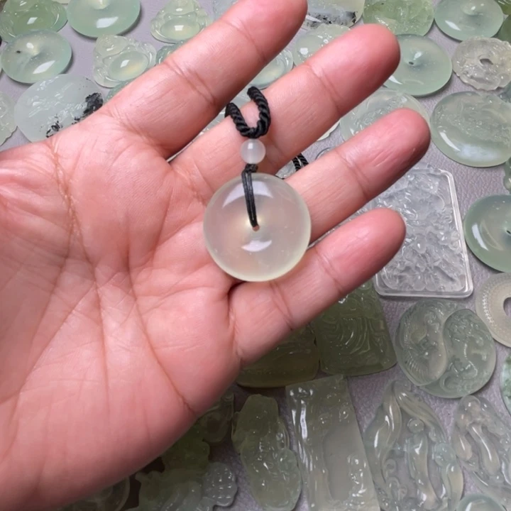 岫玉吊坠(赠链)未镶嵌淡*