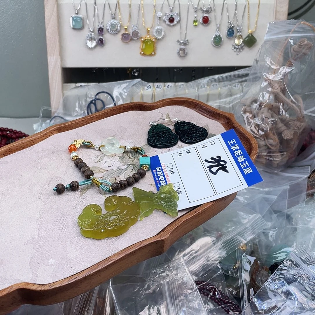 岫玉未镶嵌吊坠吊坠