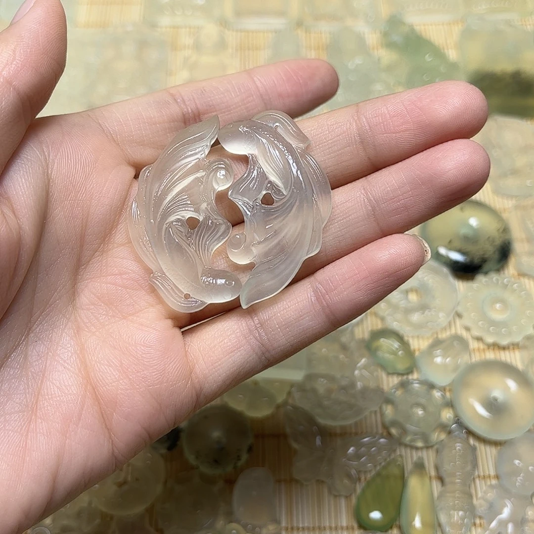 摘***辰未镶嵌岫玉颈饰吊坠