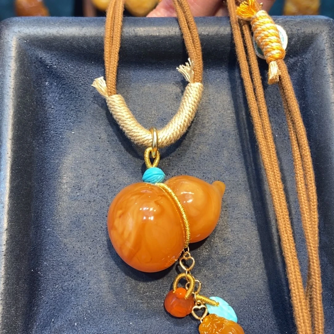 琥珀未镶嵌颈饰蜜蜡