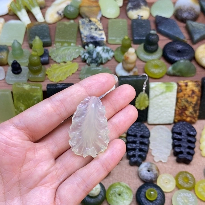 没***头蛇纹石玉未镶嵌颈饰