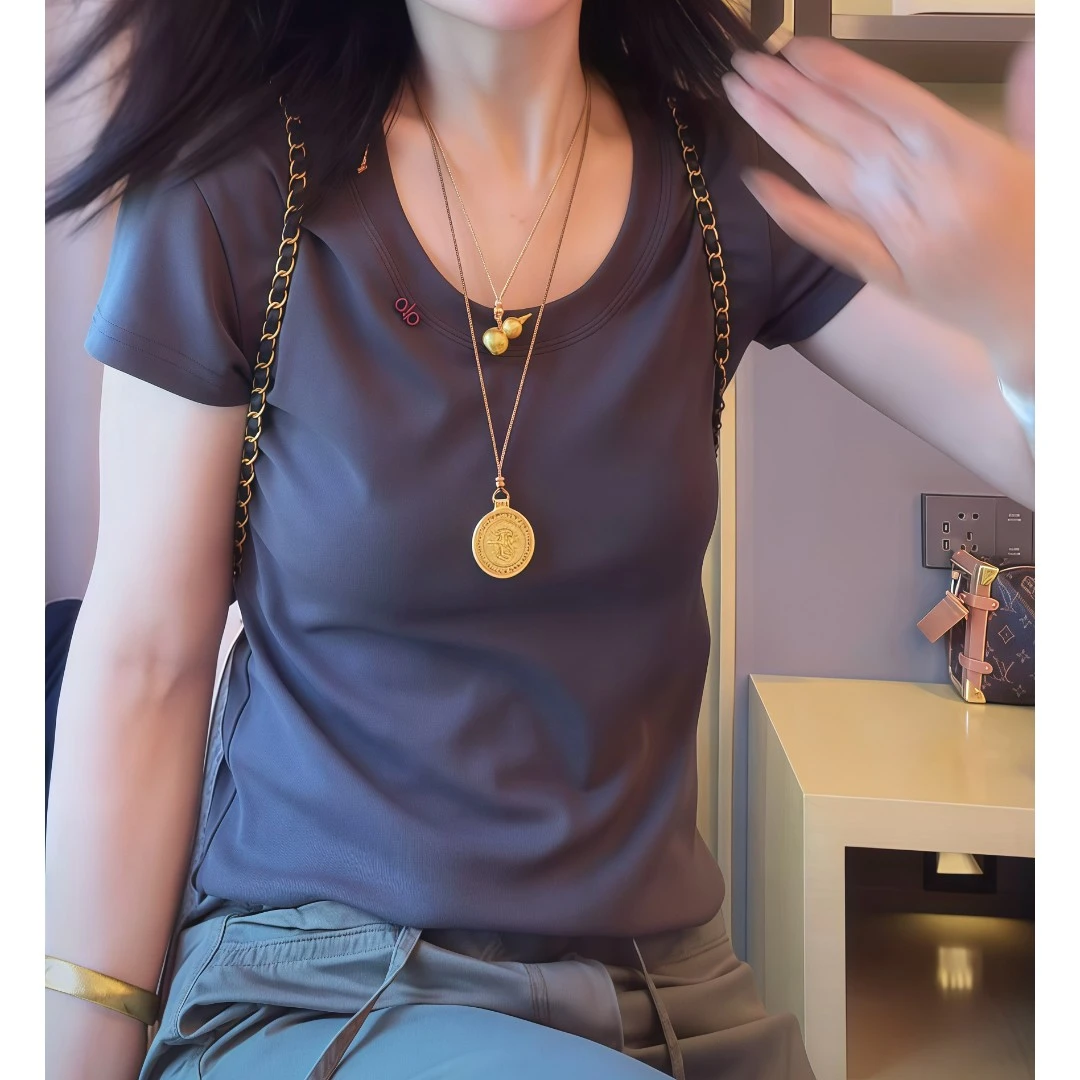 2025夏新款百搭T恤领口小标圆领上衣设计感上衣简约通勤百搭上衣