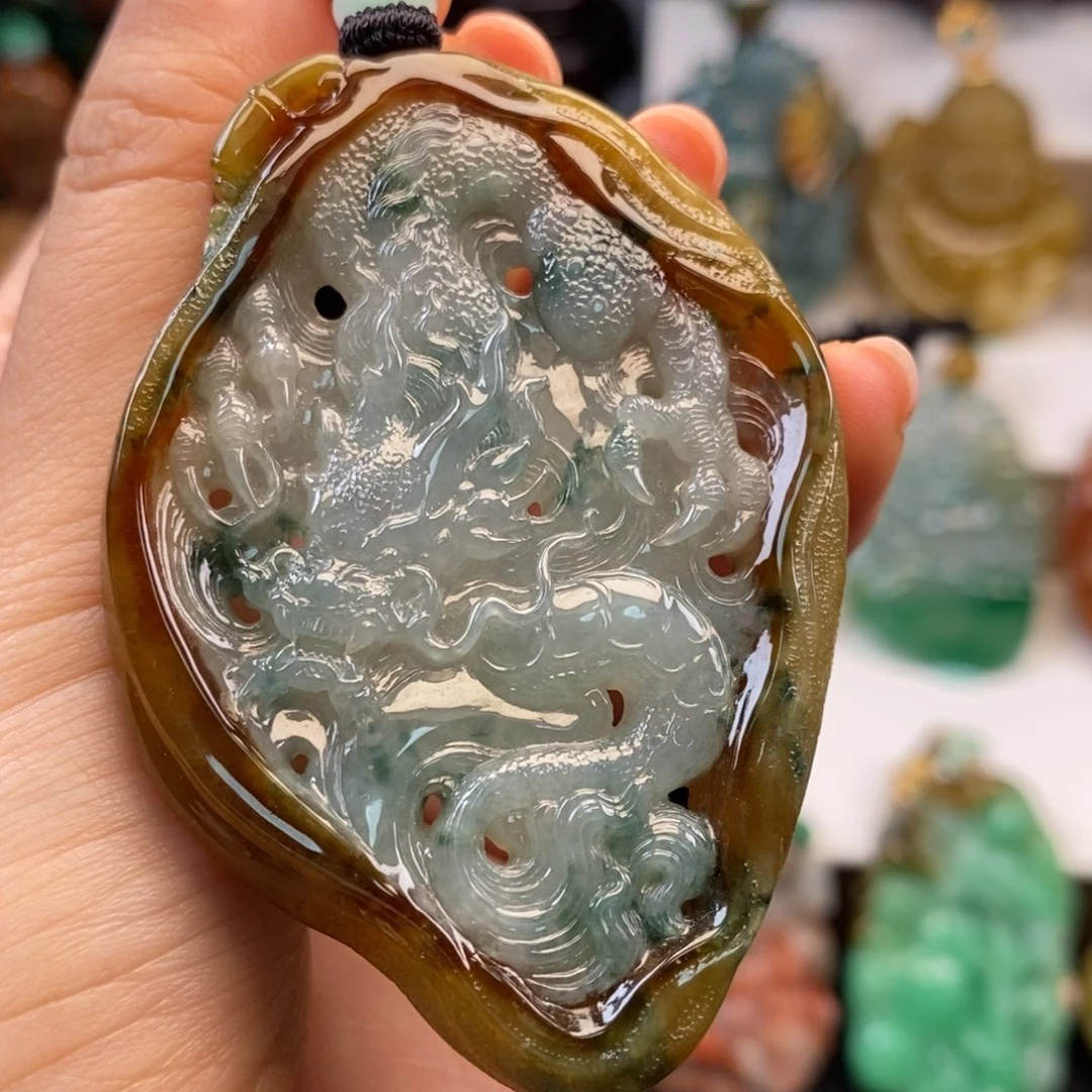 翡翠未镶嵌颈饰龙