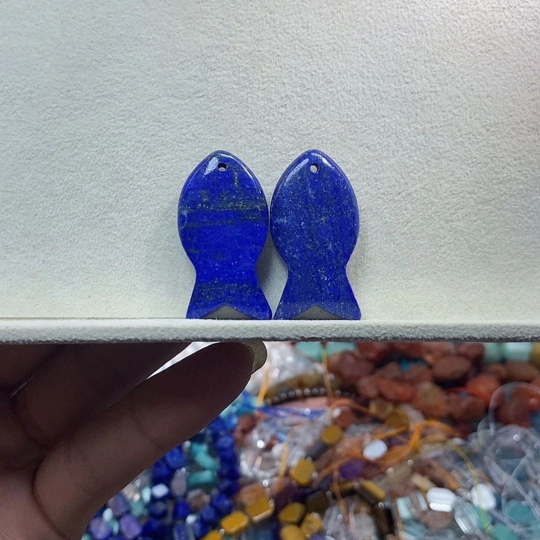 石英质玉未镶嵌，2个天然青金鱼吊坠20×40mm，