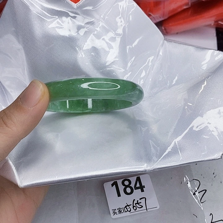 翡翠未镶嵌手镯一图一物实物为准（微瑕处理）