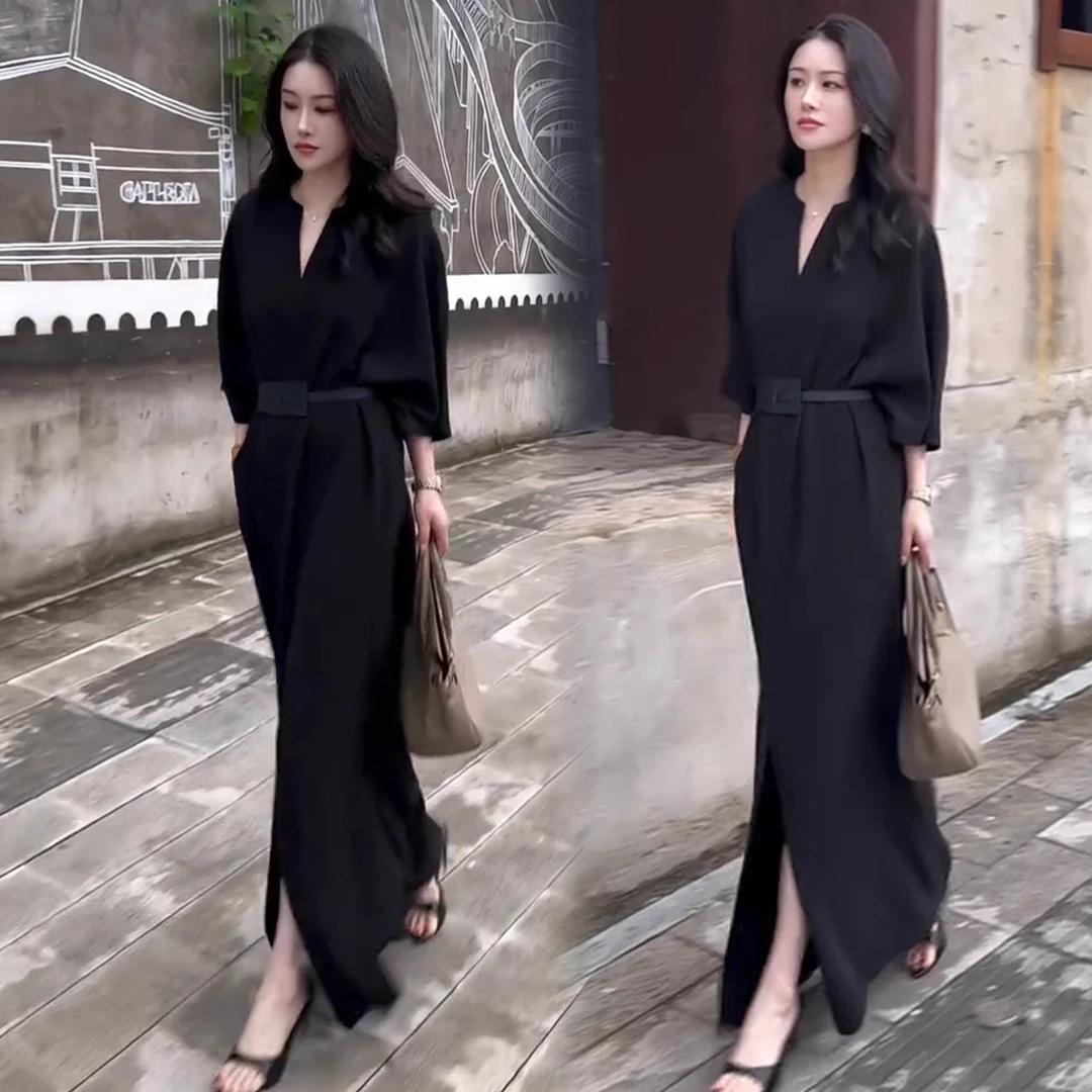 时尚洋气V领连衣裙女2025早秋新款赫本风高腰显瘦气质长款小黑裙