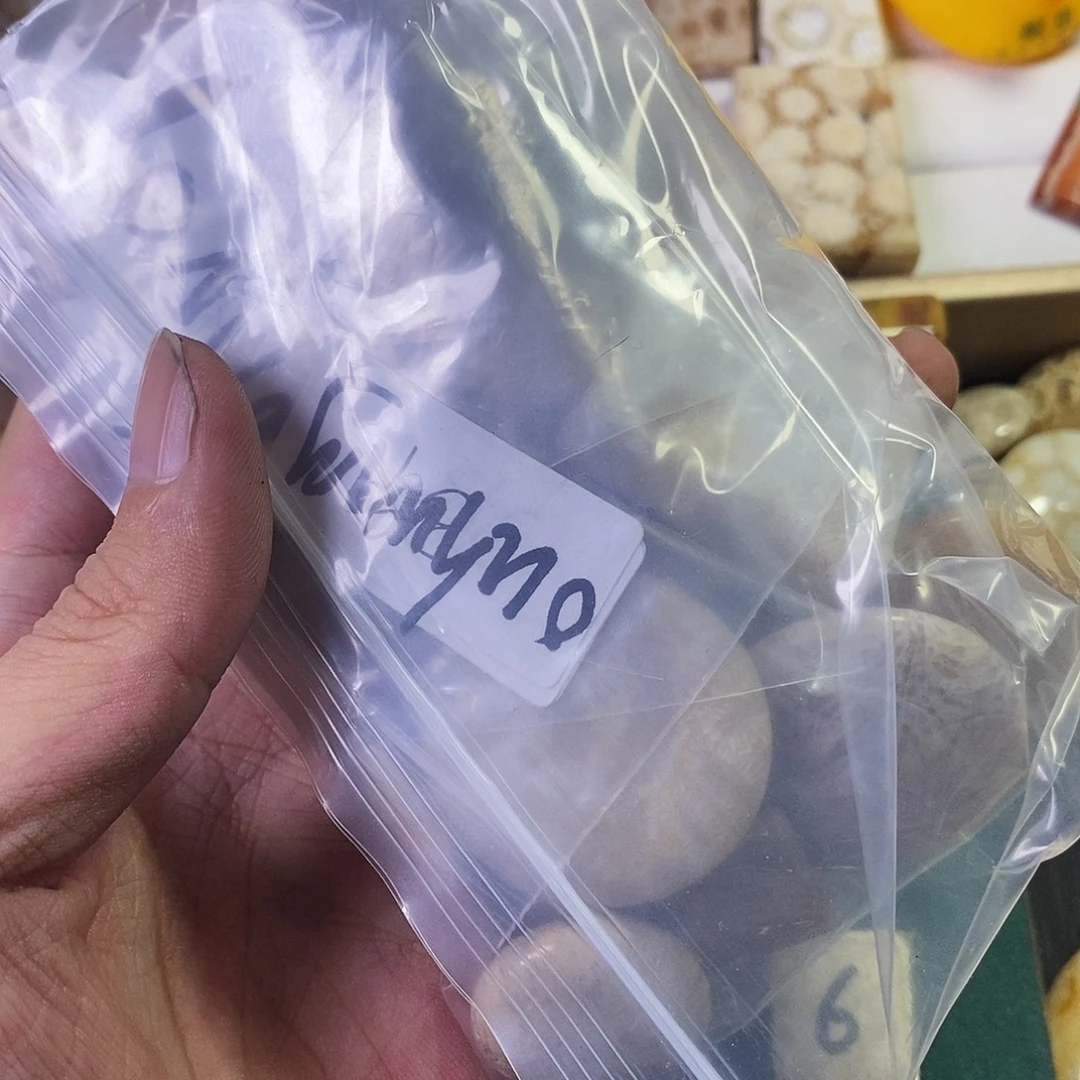 O***g颈饰未镶嵌石英质玉（非洲翠）