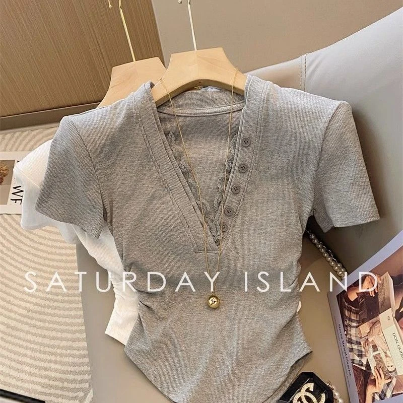 2025新款法式复古设计蕾丝拼接V领短袖夏T恤女小众褶皱修身百搭潮