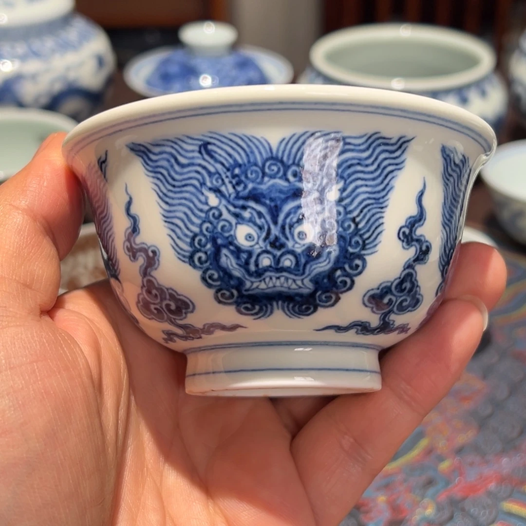 陶精品青花四面狮子头内绣球压手杯口径约9.4厘米