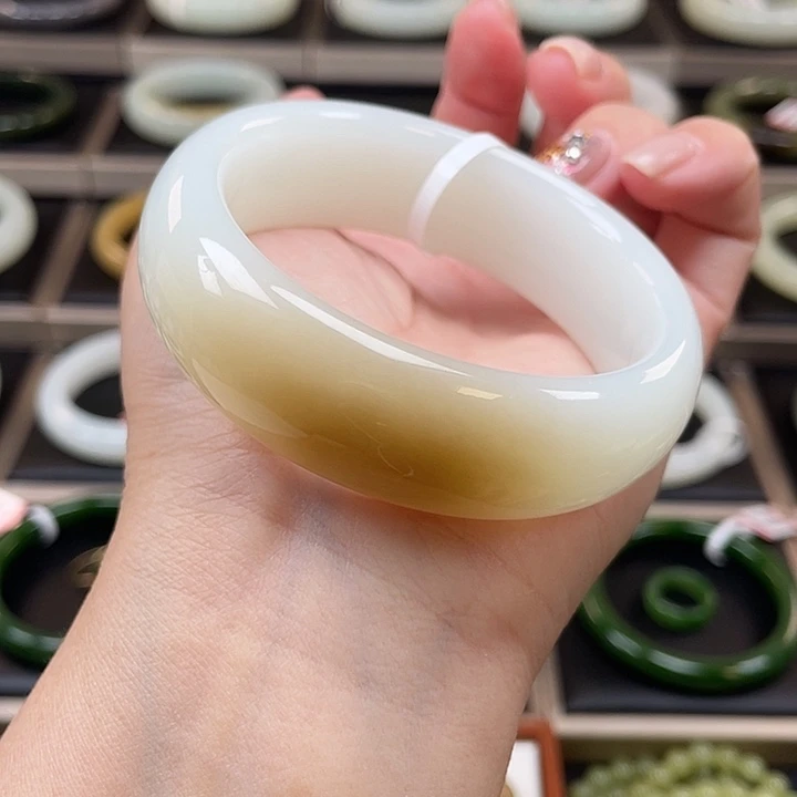 和田玉未镶嵌手镯