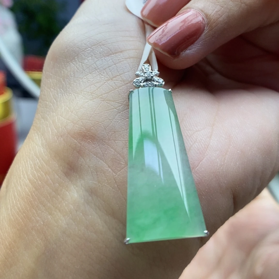 翡翠18K金镶嵌颈饰吊坠46