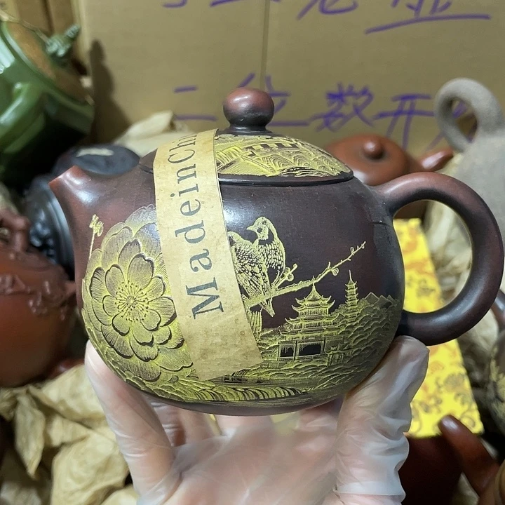 茶壶紫砂矿泥料，手工制作的一把紫砂壶。