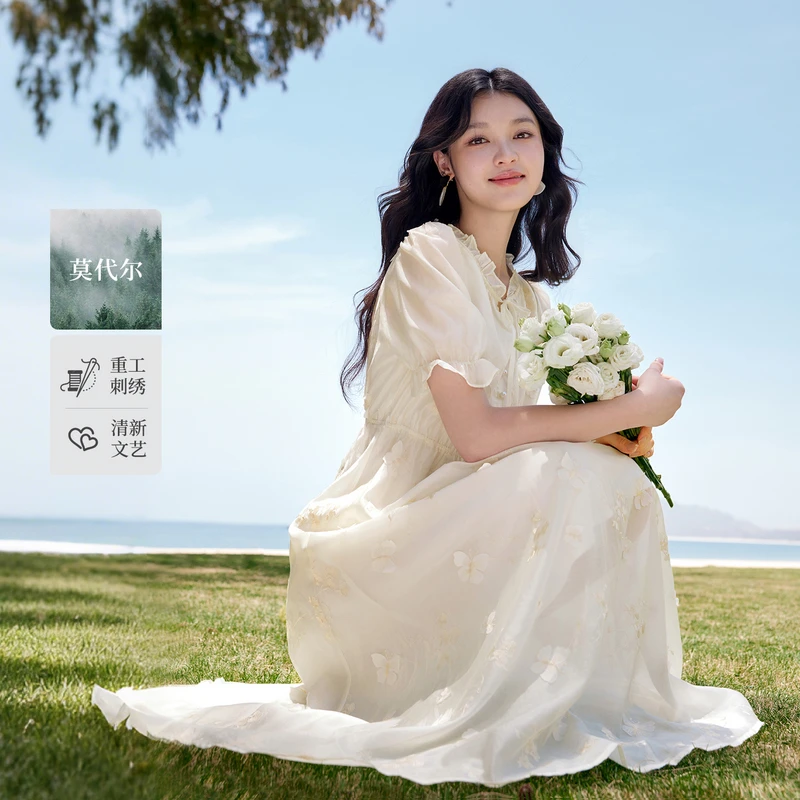 秋水伊人刺绣裙子2025年夏季新款气质优雅时髦领口木耳边连衣裙