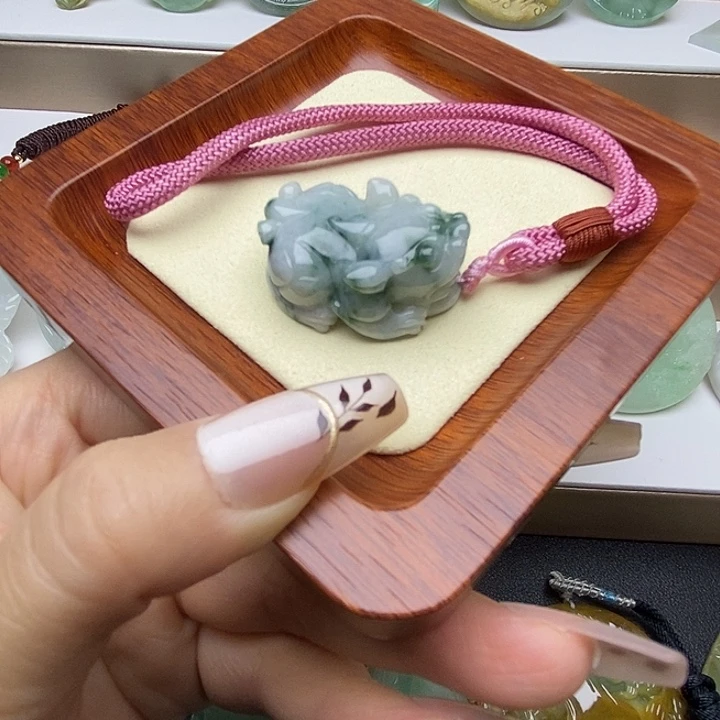 翡翠未镶嵌颈饰飘花貔貅