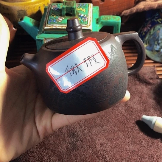 紫砂茶壶原矿泥料手工制作的紫砂壶。