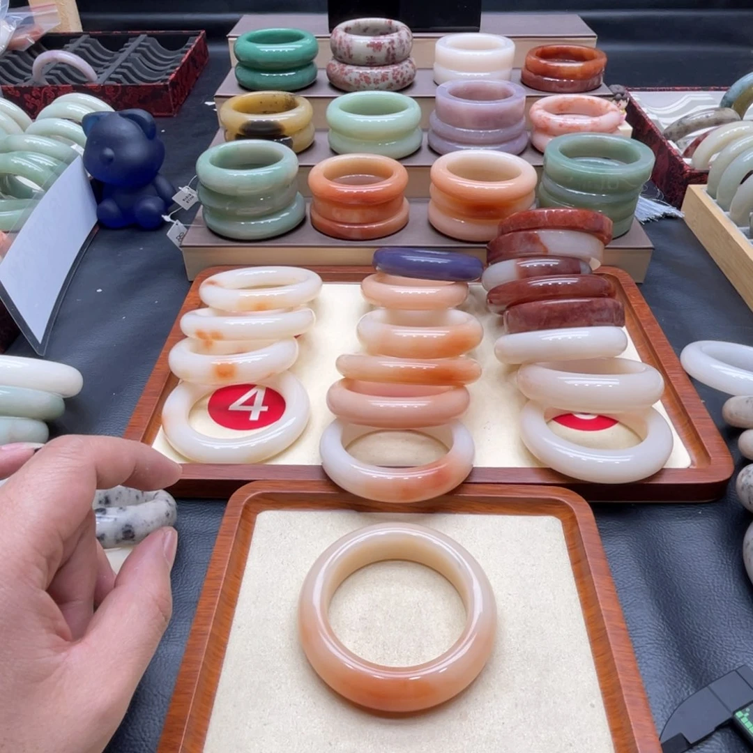 石英质玉手镯未镶嵌小**?