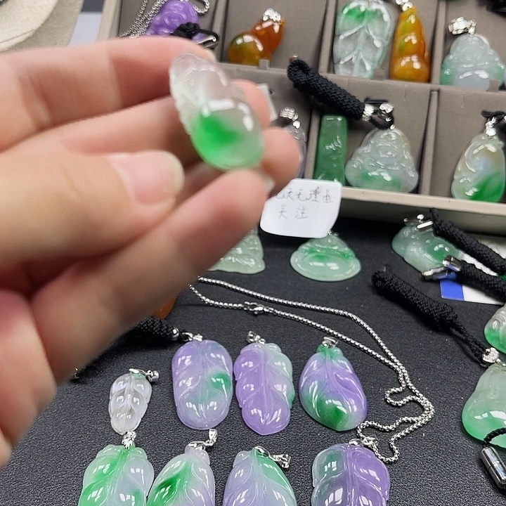 翡翠未镶嵌颈饰葫芦