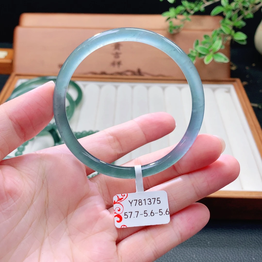 翡翠未镶嵌手镯（圆镯）