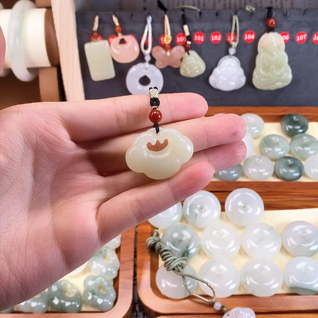 石英质玉未镶嵌颈饰小***糖