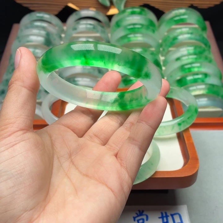 彩***系石英质玉未镶嵌手镯