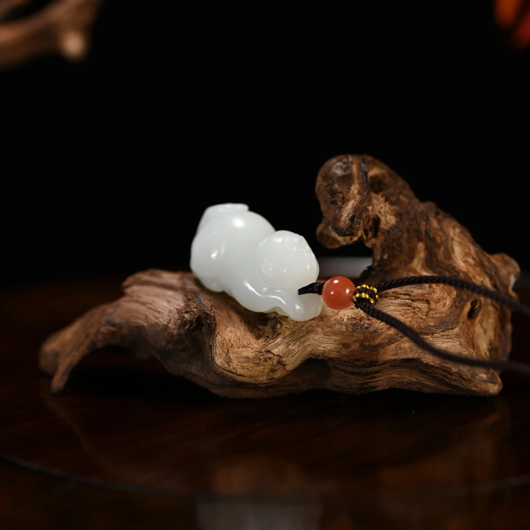 LOT8805 2511260056和田玉白玉灵猴挂件/保利