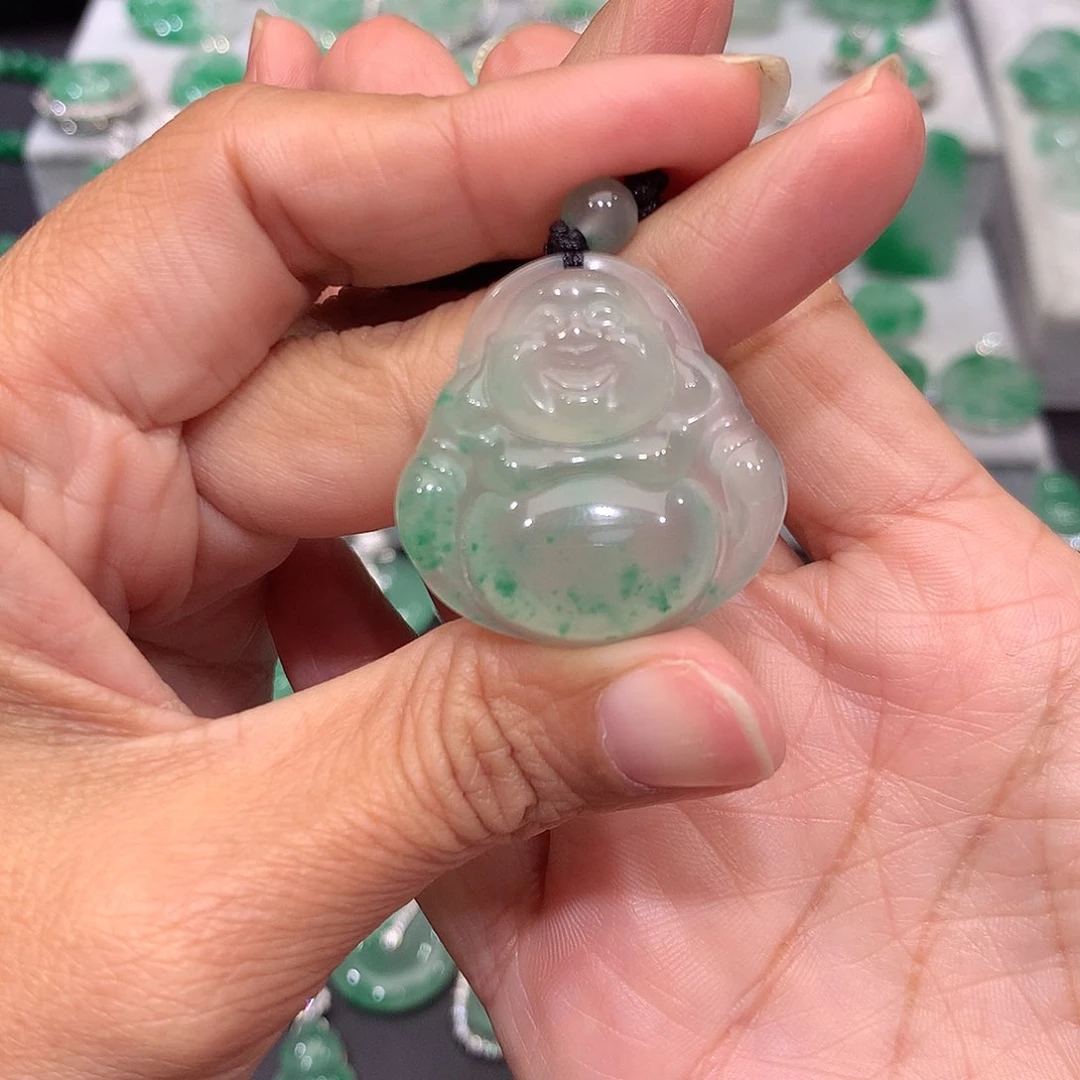 颈饰未镶嵌石英质玉（非洲翠）