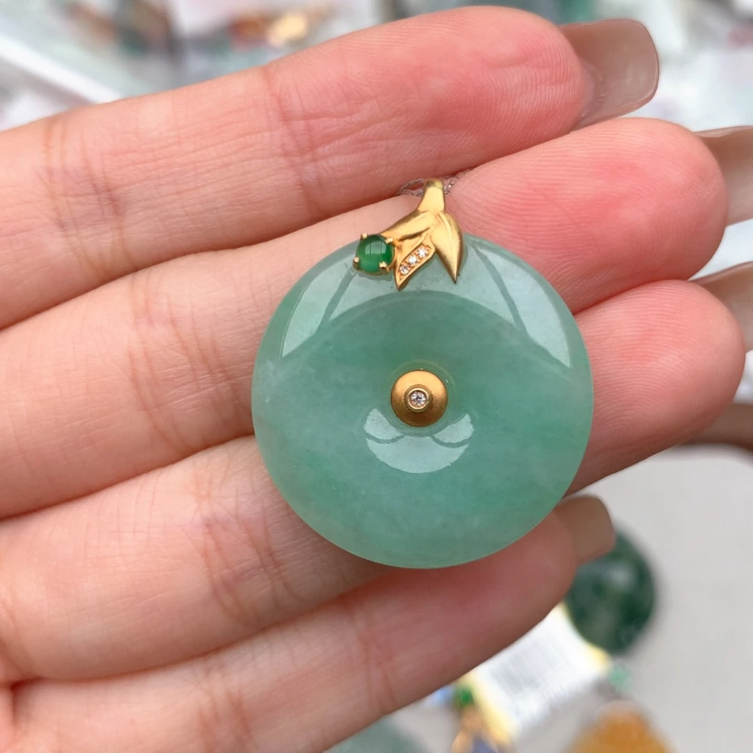 18K金镶嵌挂件翡翠