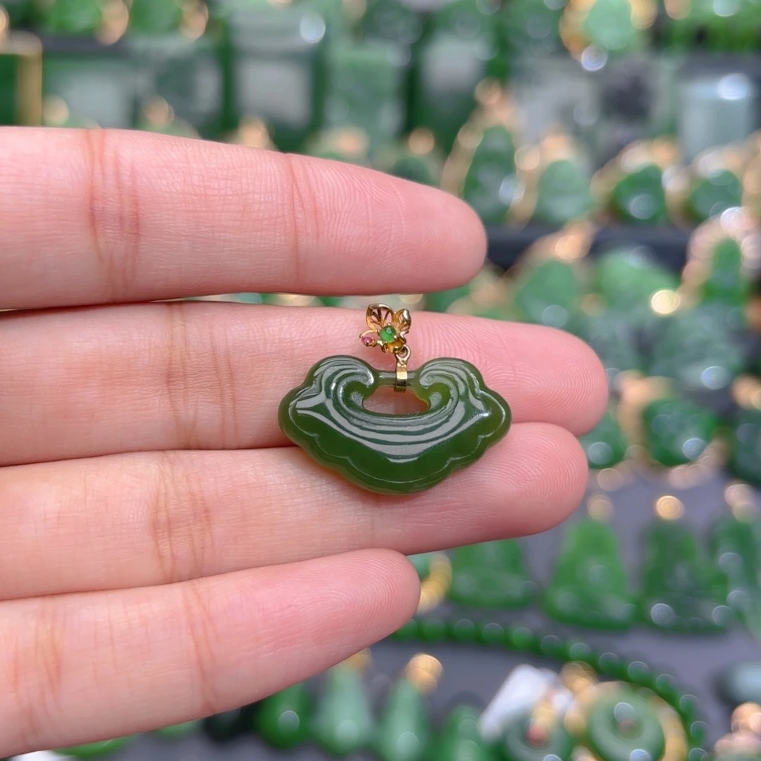 颈饰18K金镶嵌和田玉（碧玉）