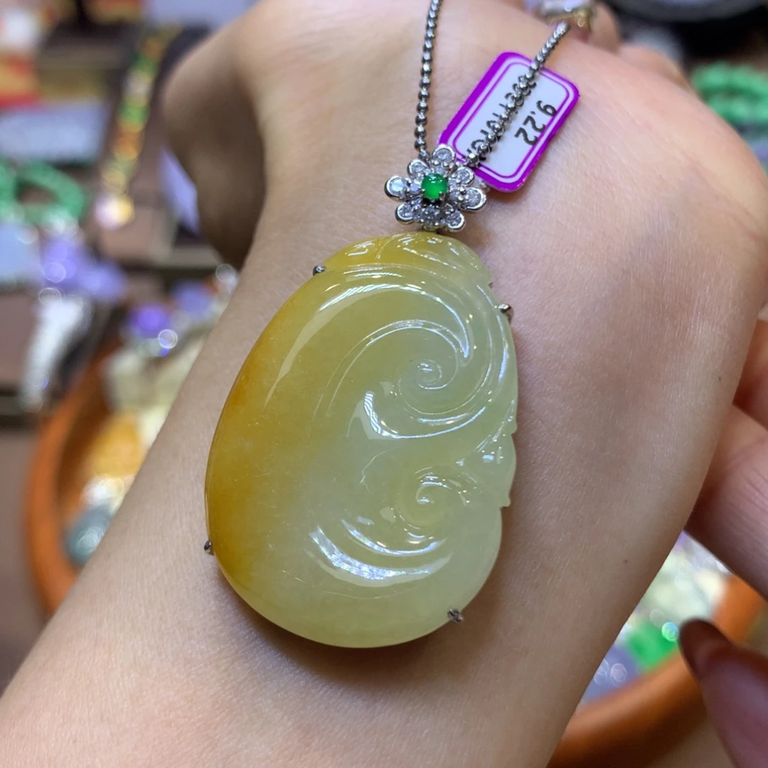 翡翠18K金镶嵌颈饰