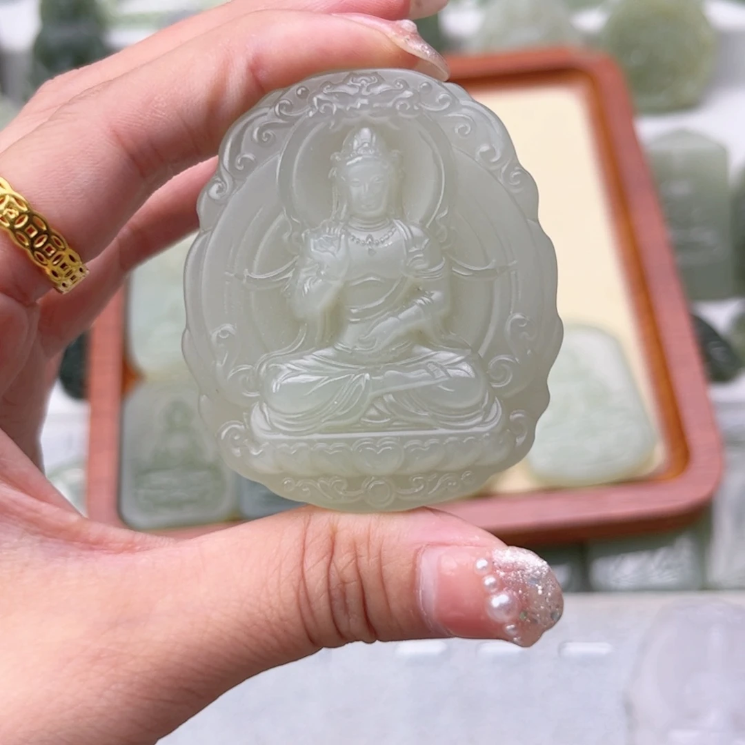 L***L和田玉未镶嵌颈饰