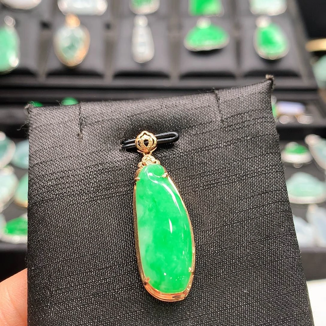 翡翠18K金镶嵌颈饰福瓜