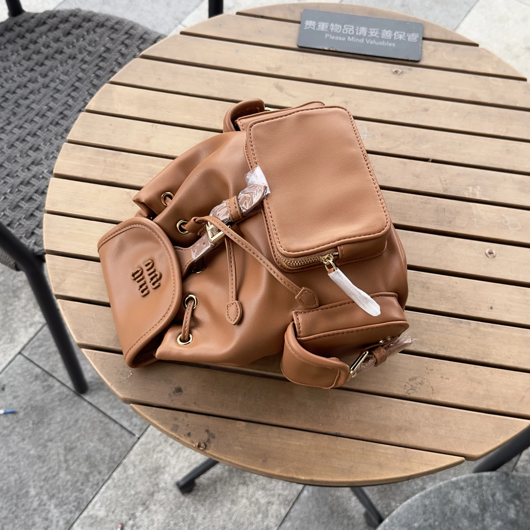 OUOU定制怎么背都好看！25走秀新款翻盖大容量水桶双肩包