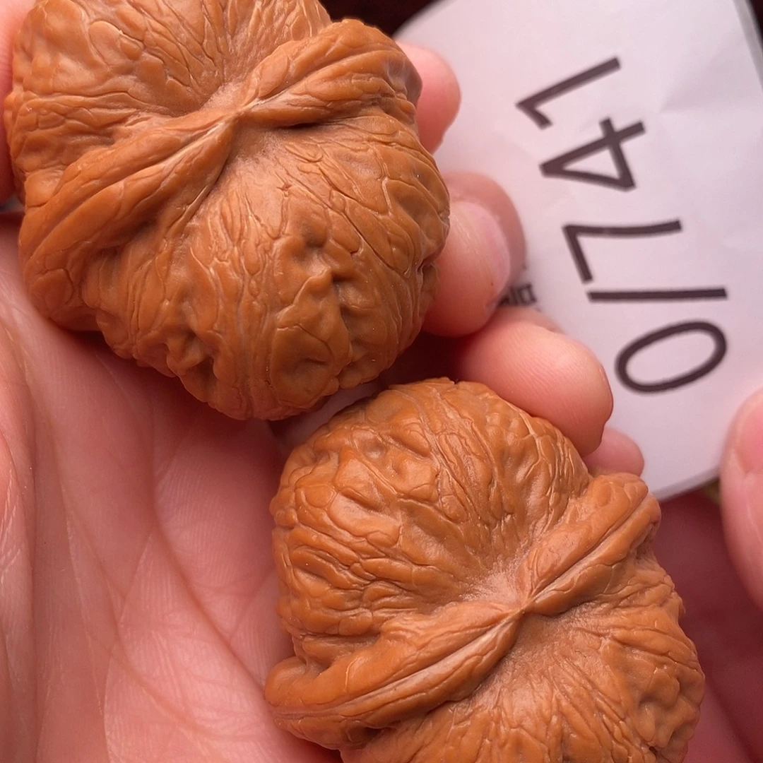 文玩核桃把件43.5元宝。