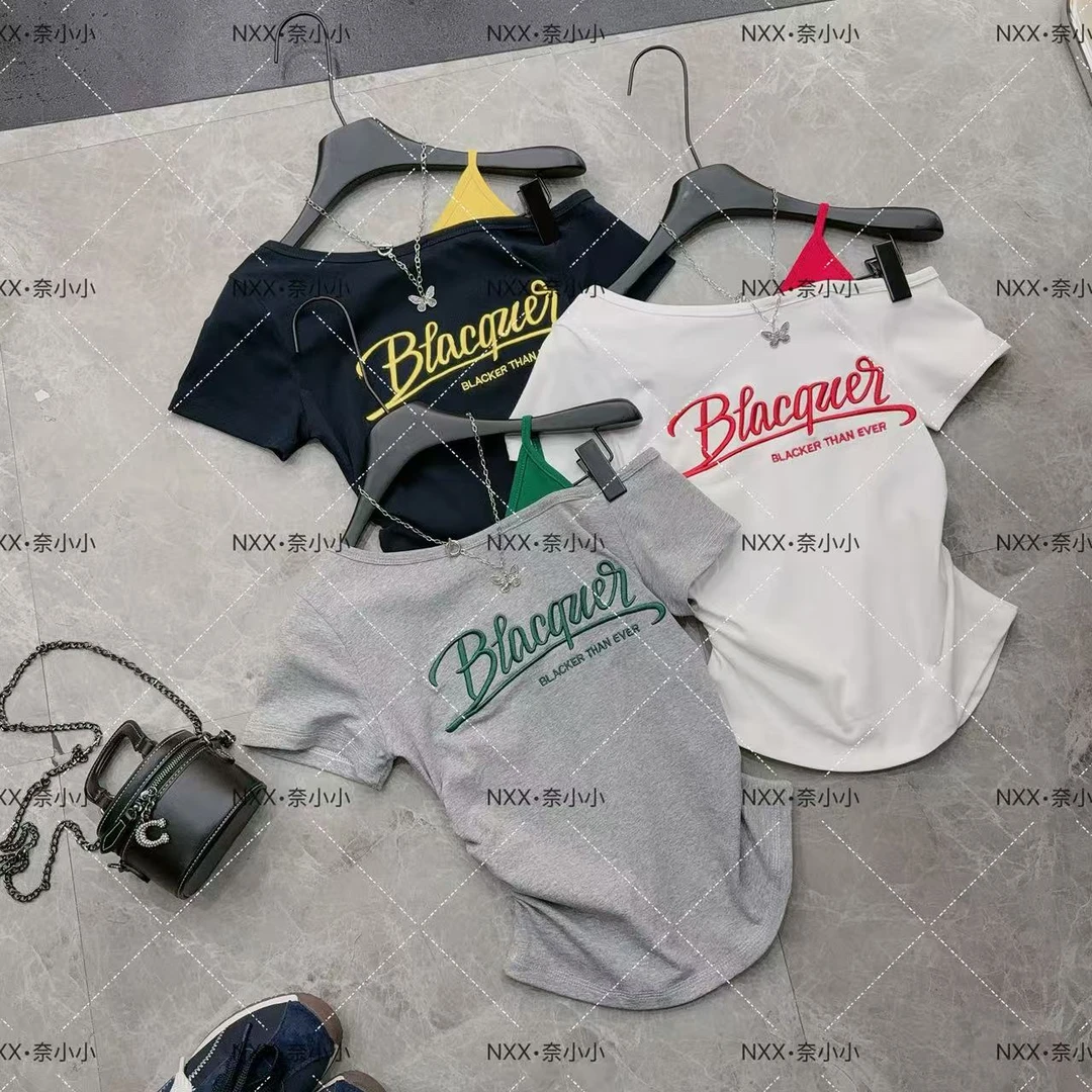 辣妹斜领露肩撞色字母刺绣短袖T恤女夏季新款修身显瘦收腰上衣