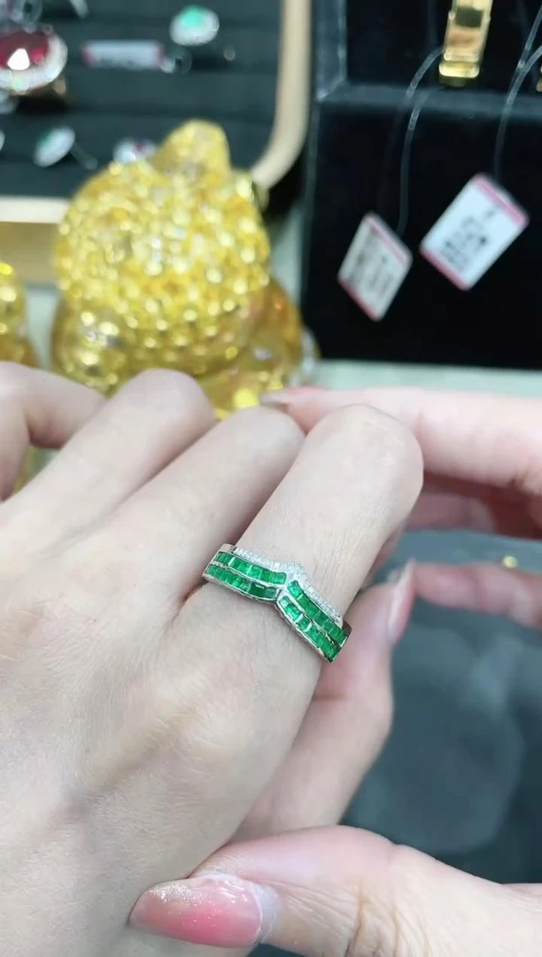 18K金镶嵌祖母绿戒指排戒V