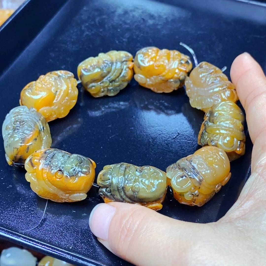未镶嵌石英质玉（黄龙玉）颈饰