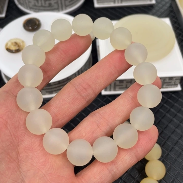 石英质玉（黄龙玉）未镶嵌颈饰