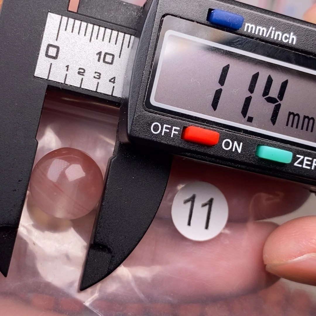 南红玛瑙未镶嵌配饰有瑕疵