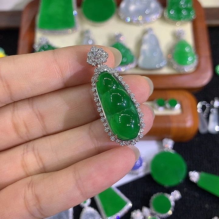 翡翠18K金镶嵌颈饰8888888