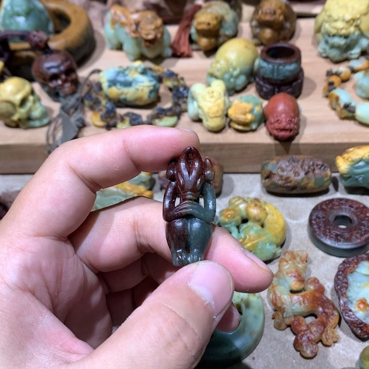 未镶嵌岫岩河磨玉（透闪石质玉）挂件