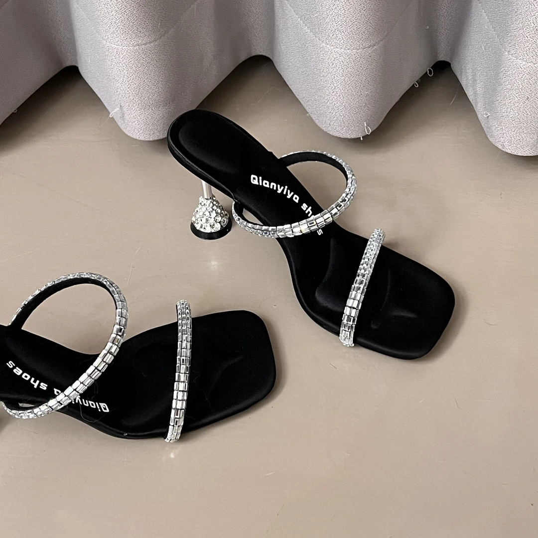 酒杯跟水钻一字带高跟拖鞋女