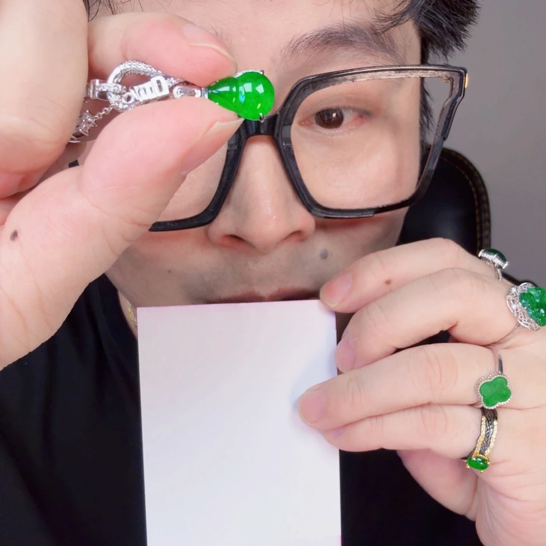 翡翠未镶嵌颈饰一件