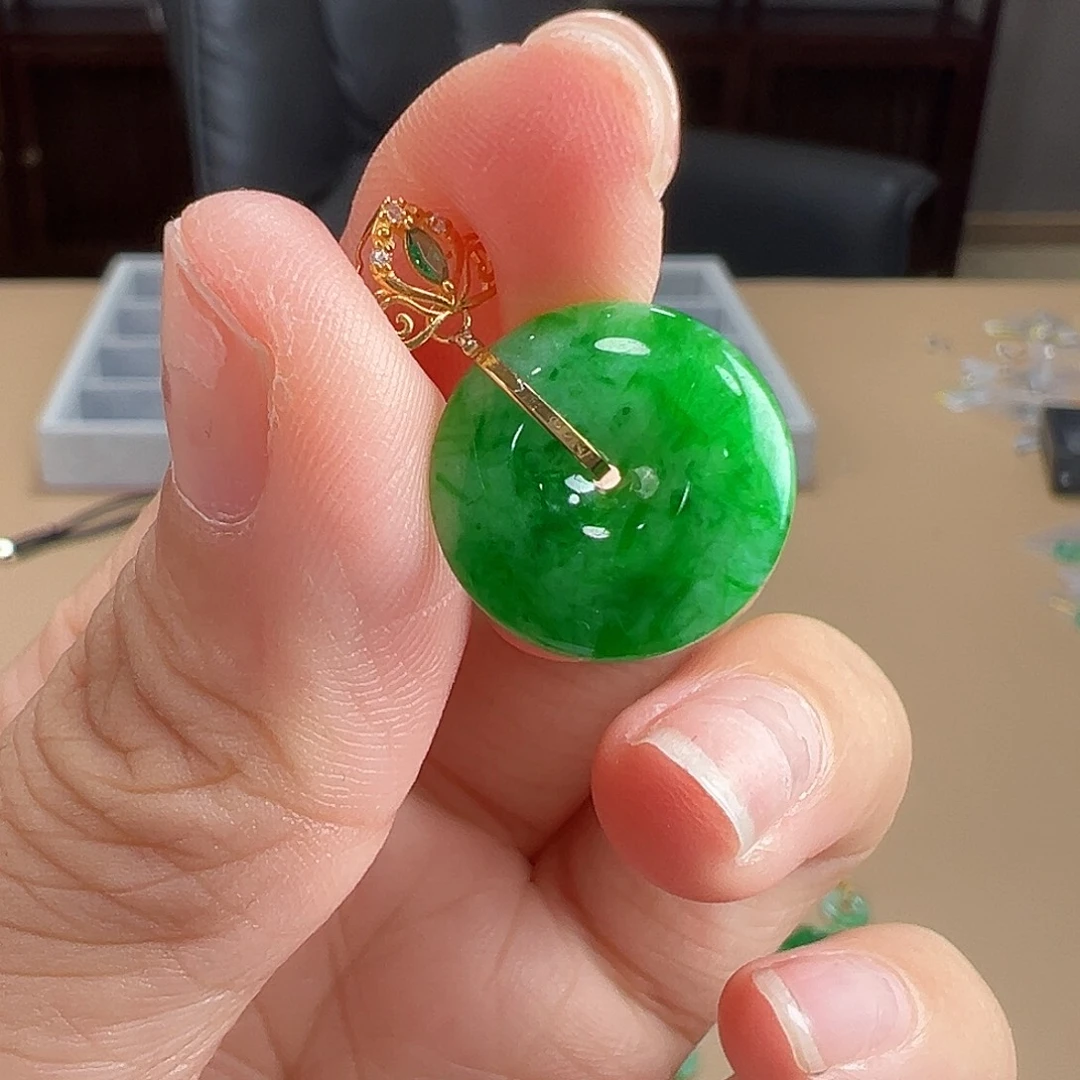 翡翠18K金镶嵌颈饰吊坠