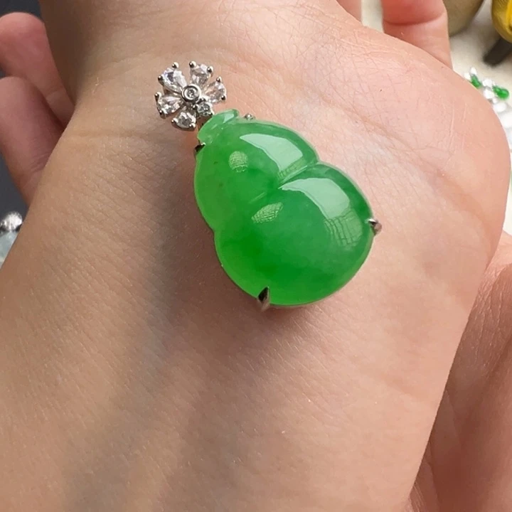 颈饰18K金镶嵌翡翠Y胖葫芦