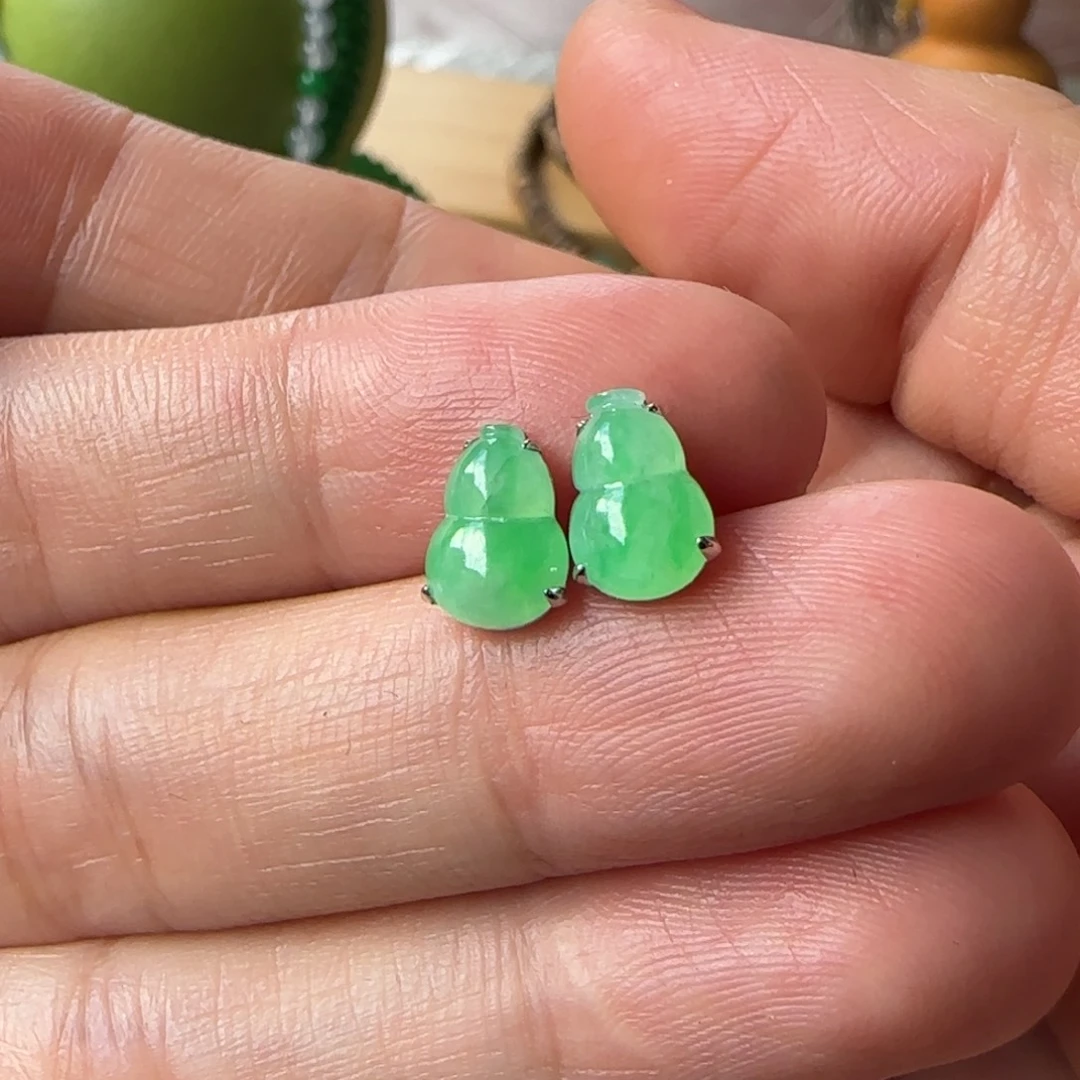 翡翠18K金镶嵌颈饰葫芦耳钉
