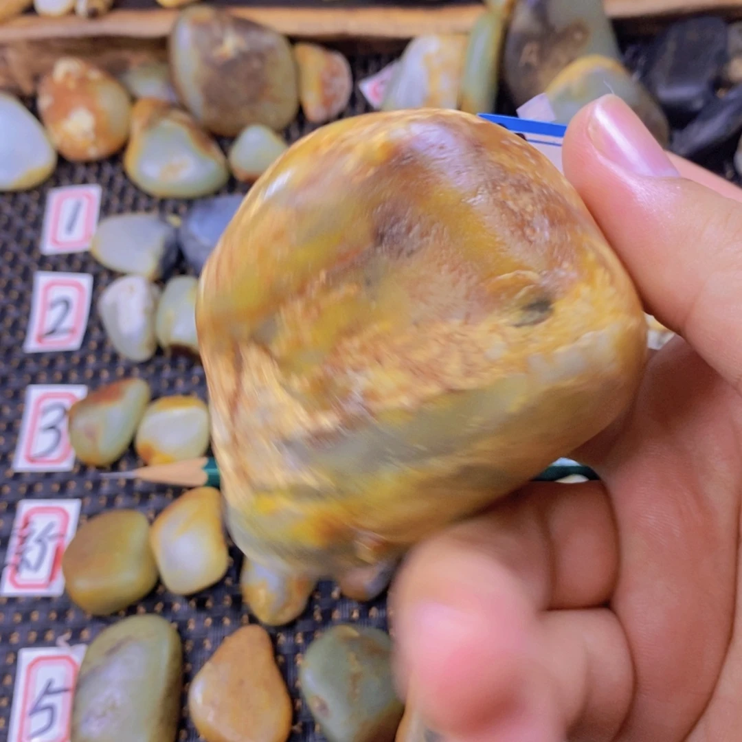 颈饰未镶嵌和田玉（糖玉）